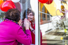 903727 Afbeelding van Louise Nagtegaal (links) die dagelijks haar moeder Ulrike (102) bezoekt in het woonzorgcentrum ...